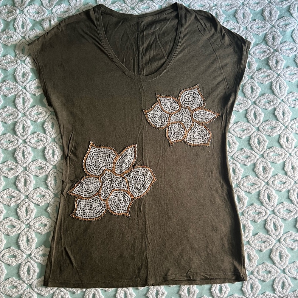 NY&CO sequin appliqué tee